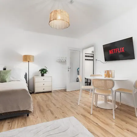 Modernes In Mit Netflix & Balkon *
