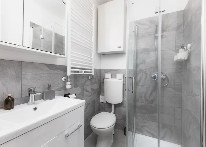 Modernes In Mit Netflix & Balkon